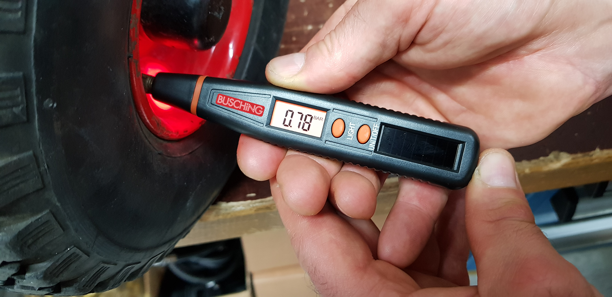 BUSCHiNG Digitaler Reifendruckprüfer mit Solar & LED-Arbeitslicht